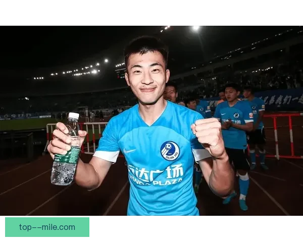 何宇鹏大连人解散后自由身加盟北京国安出任右后卫开启新征程冲击