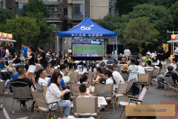 双中卫组合亮相球场餐饮区，球迷服务体验升级